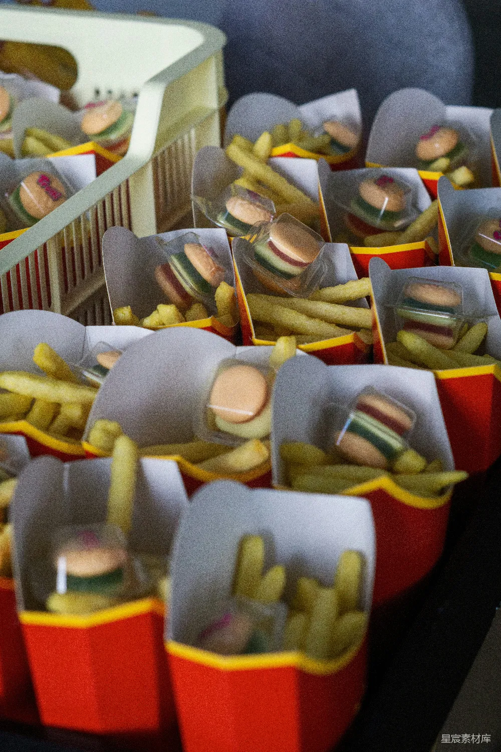 高清摄影  红色和黄色的塑料玩具