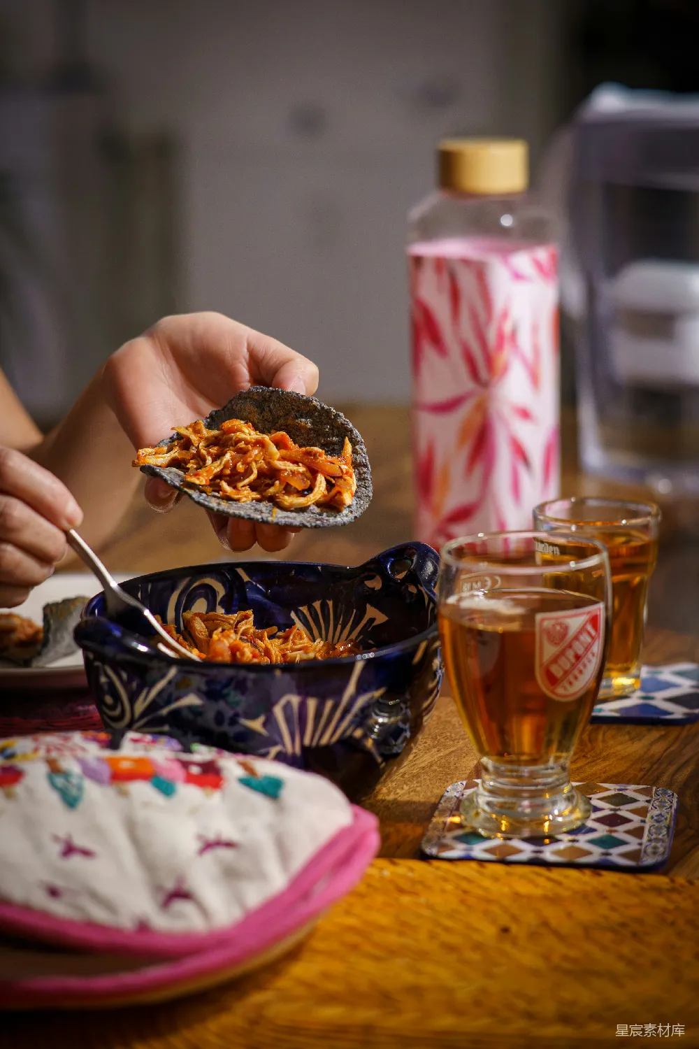 高清摄影  填装玉米卷的人从碗里填入食物。