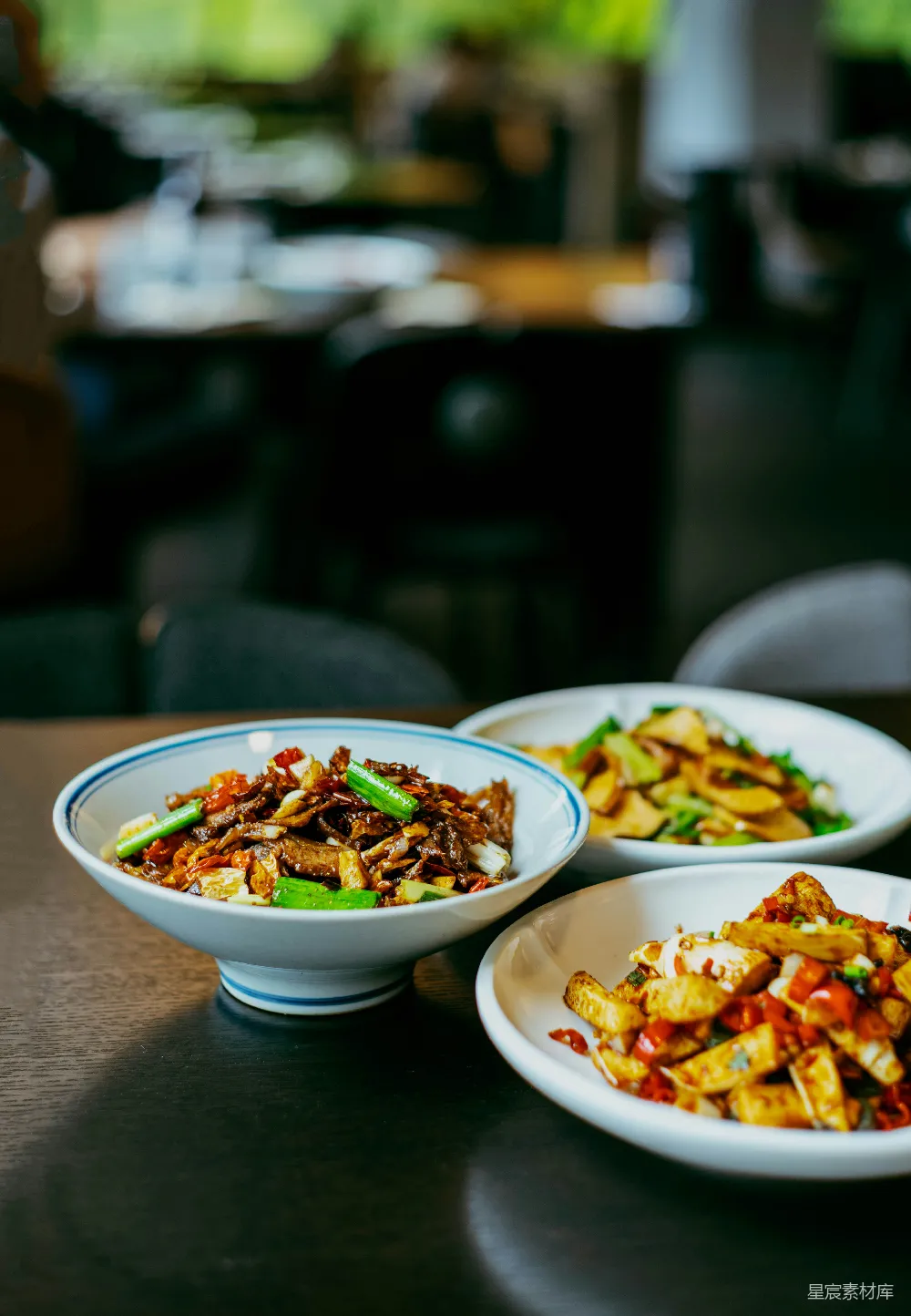 高清摄影  几张 plates 上的食物摆放着在桌子上。