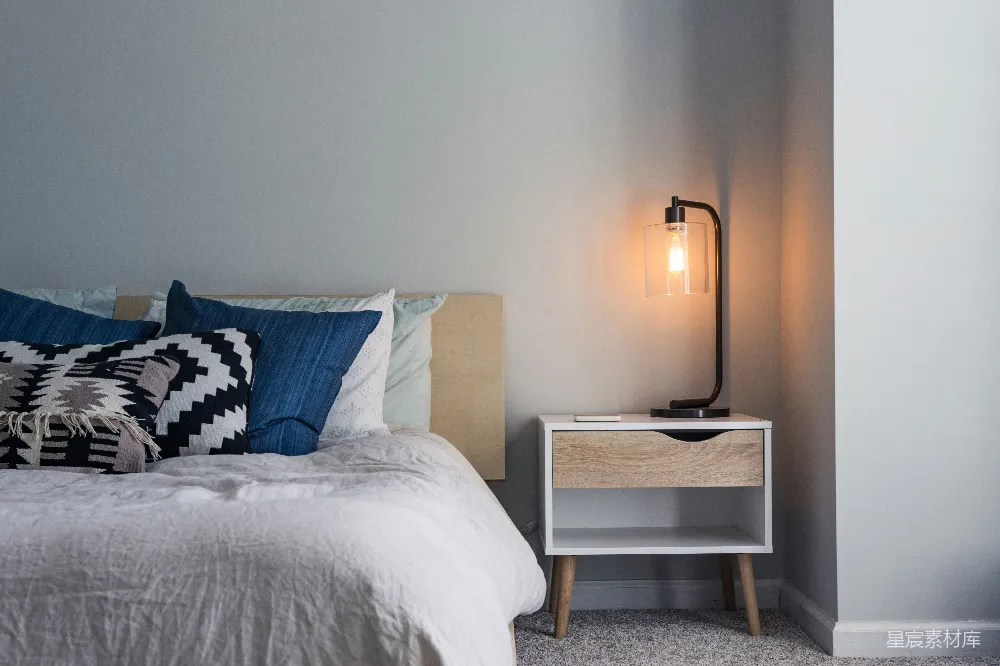 高清摄影  夜桌上的黑色台灯