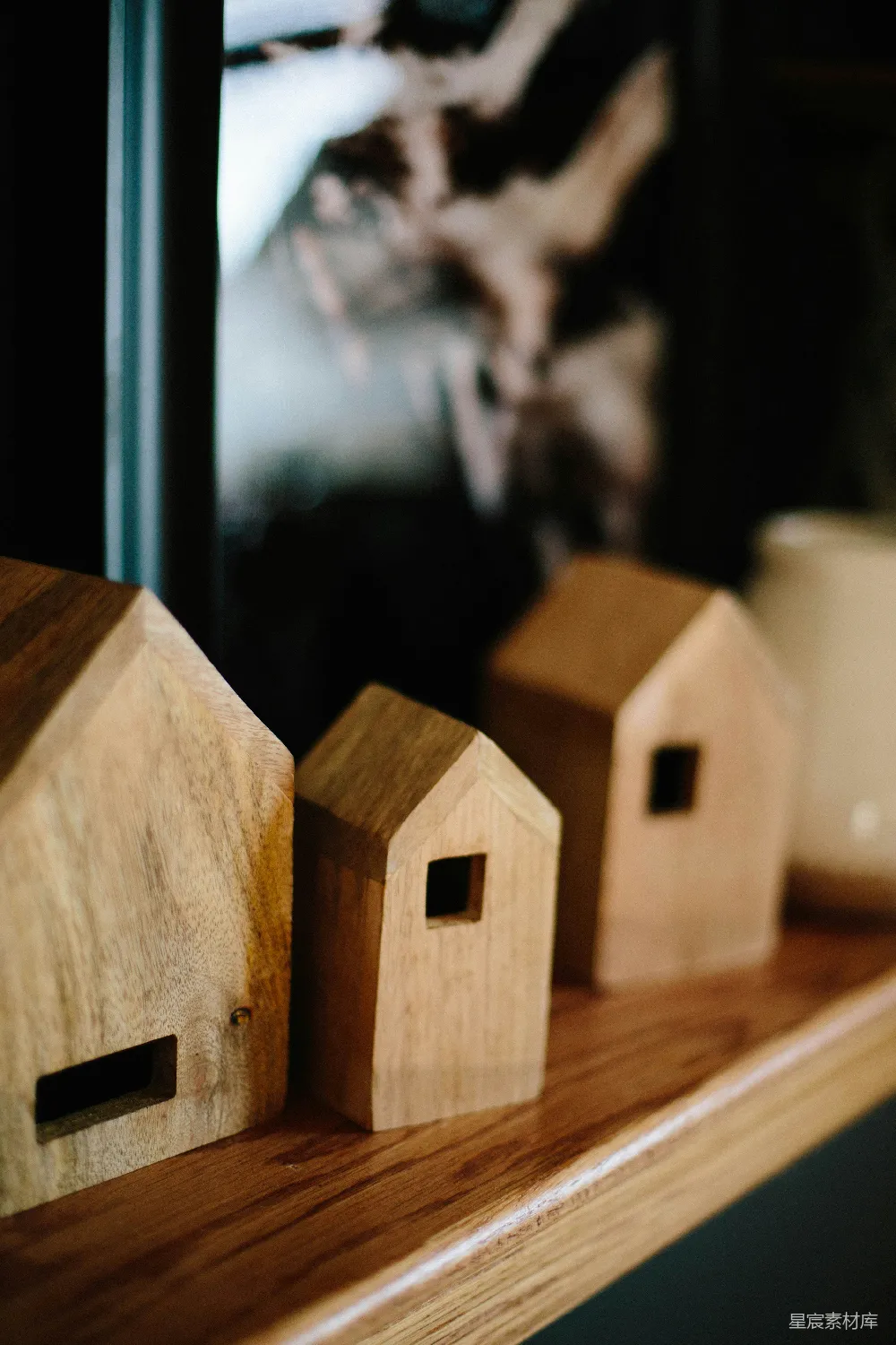 高清摄影  浅焦照片中的棕色木制小屋 miniature