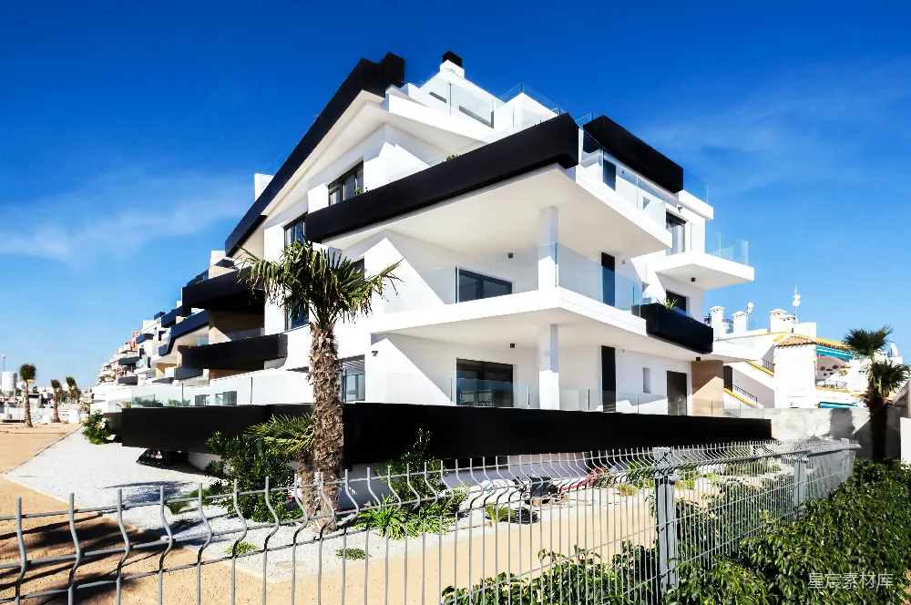 西班牙最热门的目的地之一是 Costa Blanca，这些住宅公寓位于 Villamartin，靠近海边和高尔夫球场。