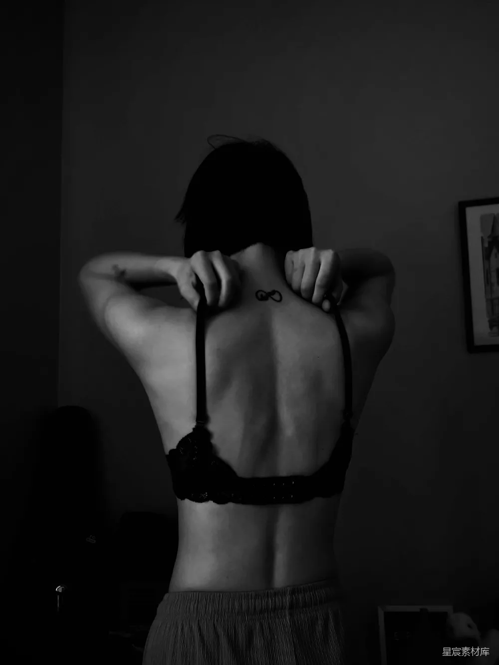 高清摄影  一个穿着睡衣的女人正在镜前看着自己。