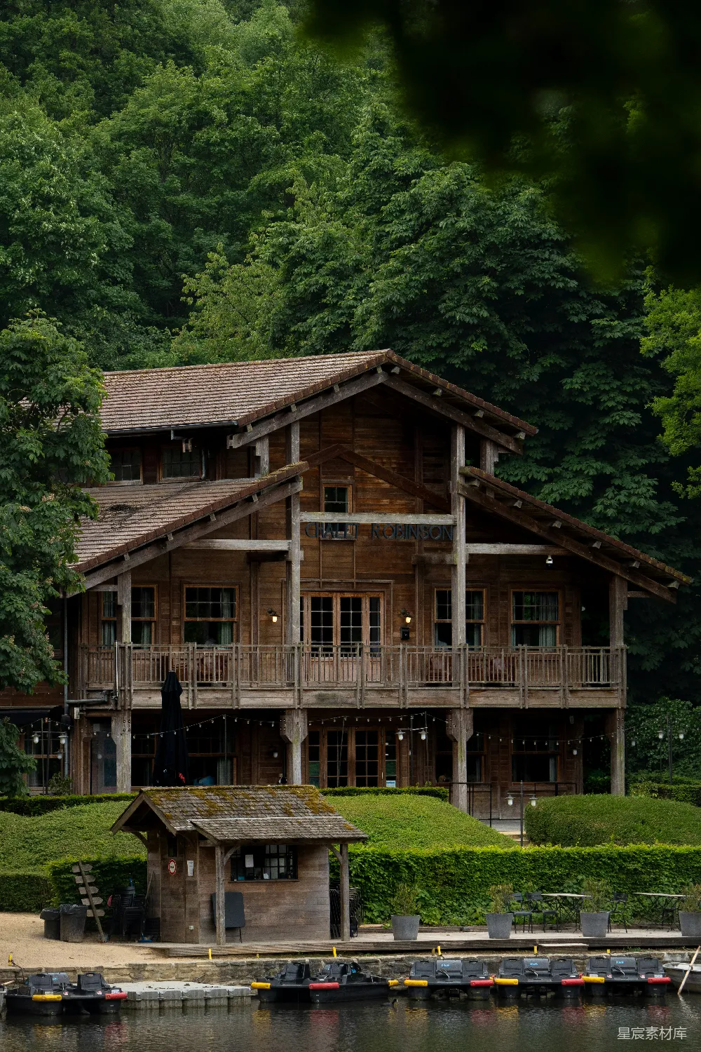 高清摄影  木屋 nestled 在 繁茂 绿树 之中。