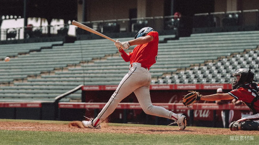 高清摄影  红色上衣、白色短裤的女人拿着 baseball bat
