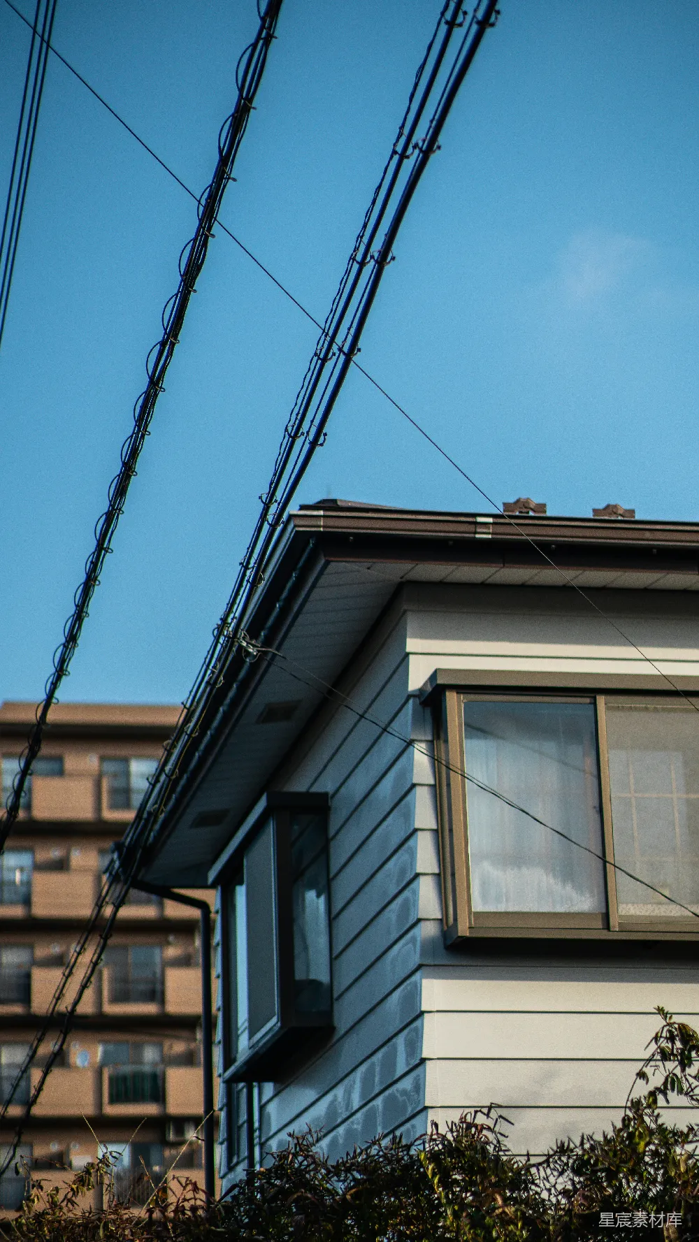 高清摄影  屋顶和公寓楼上方的电线。