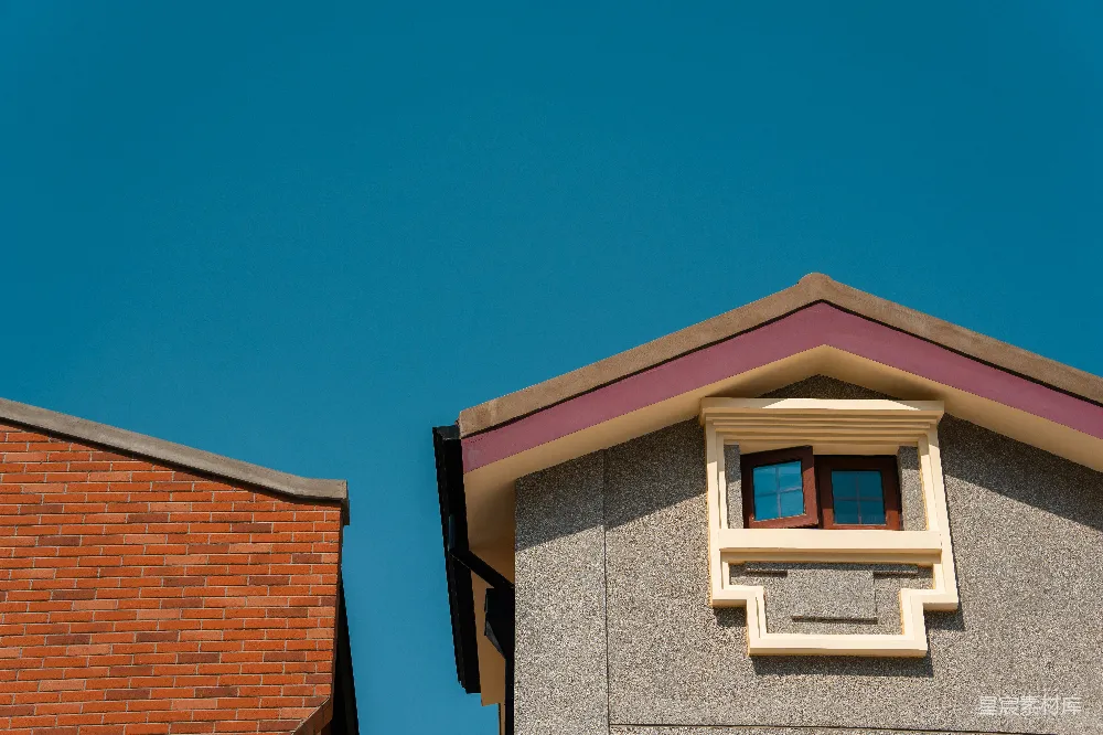 高清摄影  两栋建筑 against a clear blue sky. 对应的正确翻译应为：两栋建筑伸向蓝天。