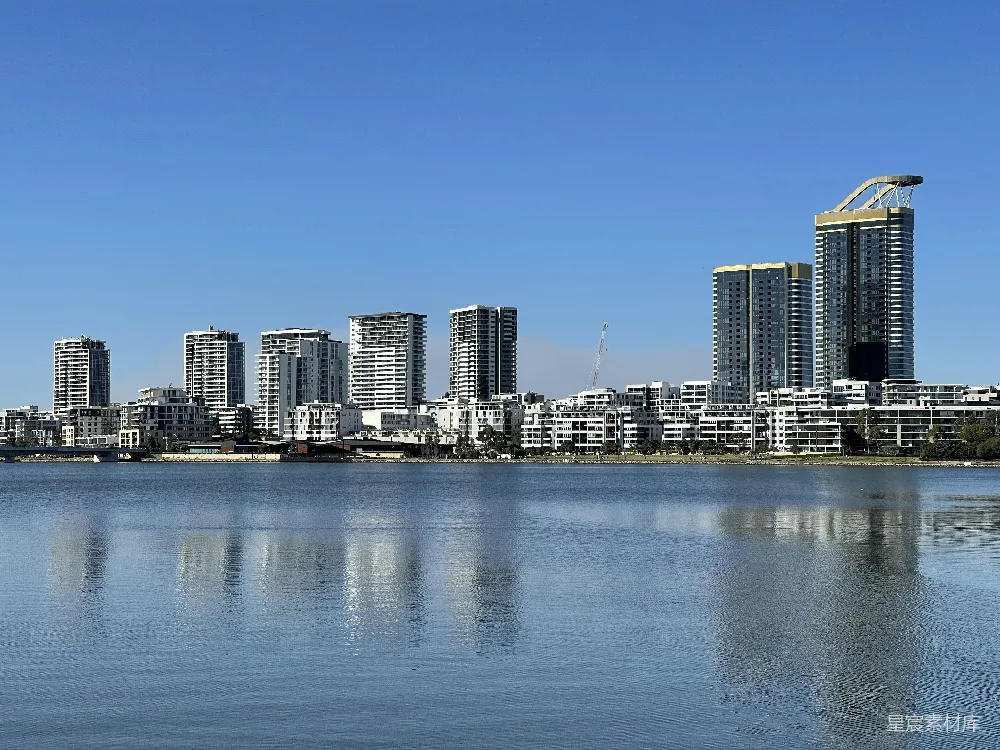 高清摄影  城市在白天水面的 skyline