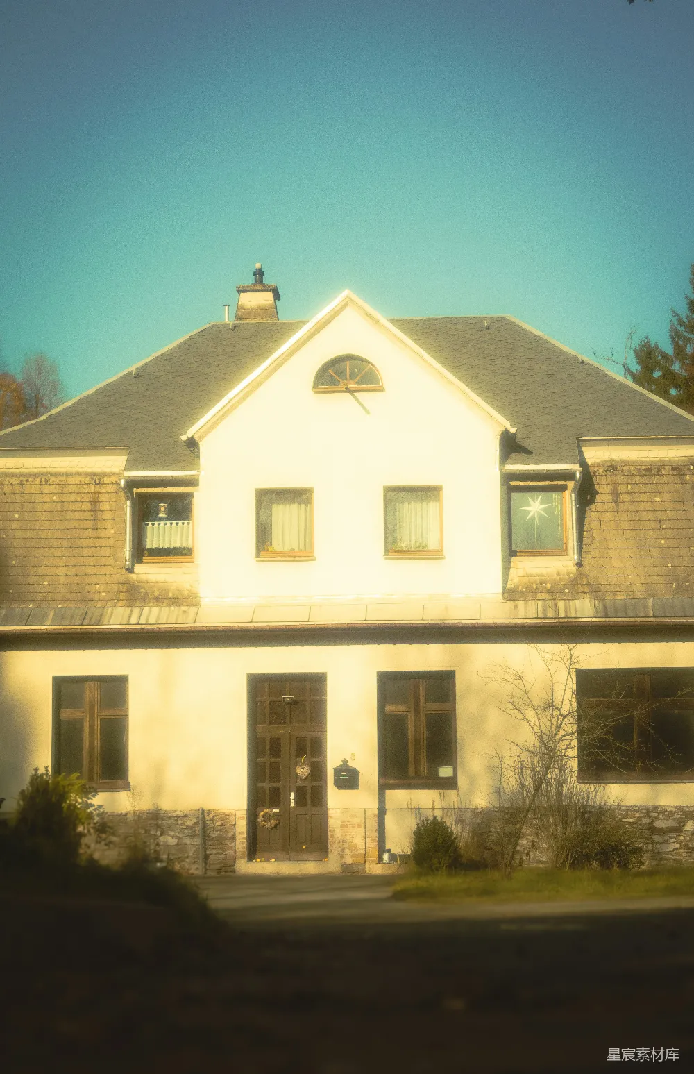 高清摄影  一栋带 Dormer 窗和大屋顶的 quaint 小屋。