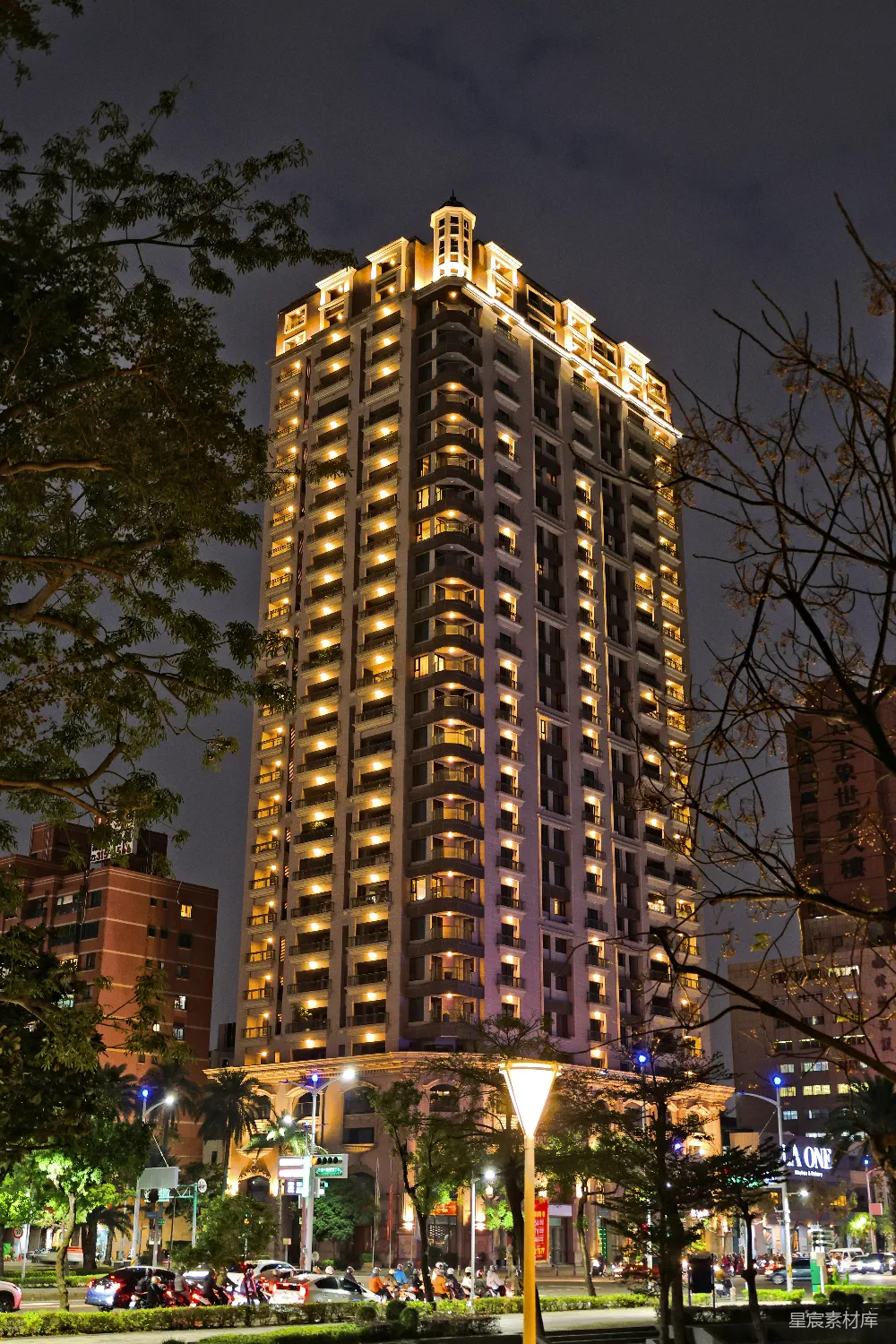 高清摄影  一座高大的建筑在夜晚亮起了灯。