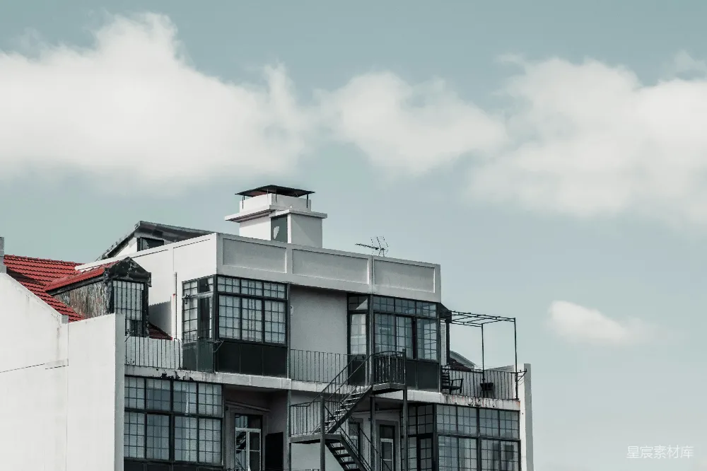 高清摄影  白屋顶的建筑物在一片阴云的天空中。