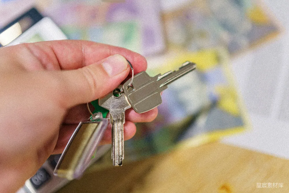 高清摄影  手里拿着一串钥匙的人