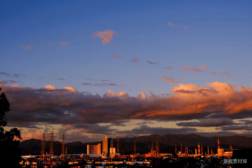 高清摄影  夕阳西下，城市上空云彩缭绕的景象