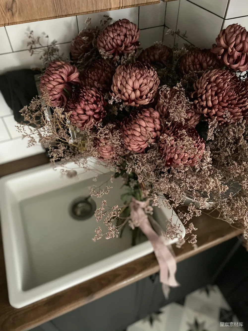 高清摄影  红色和棕色的花朵放在白色的陶瓷水槽上