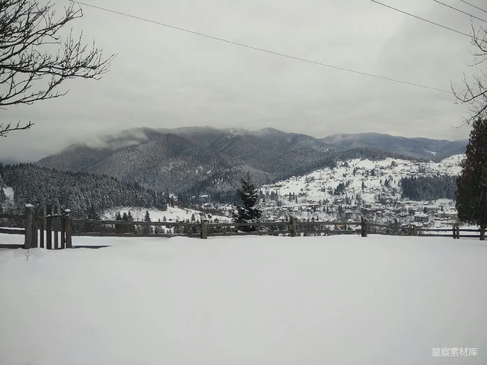 高清摄影  背景中有山的雪覆盖着的田野
