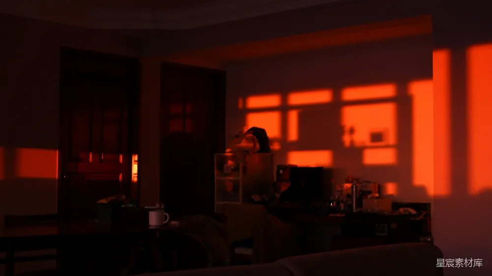 高清摄影  一个有窗户的房间，桌子上有一盏灯。