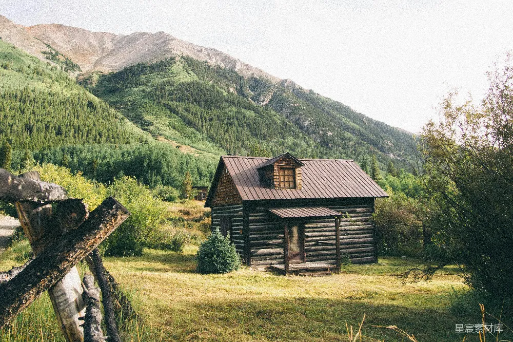 高清摄影  白天山边的一座棕色木屋