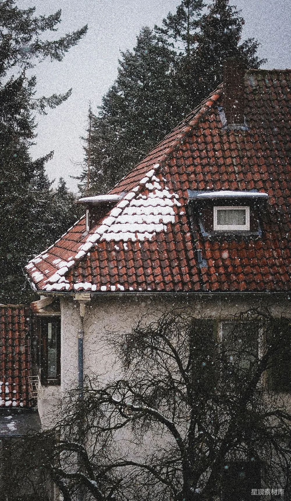 高清摄影  在下雪天，一座红瓦房。