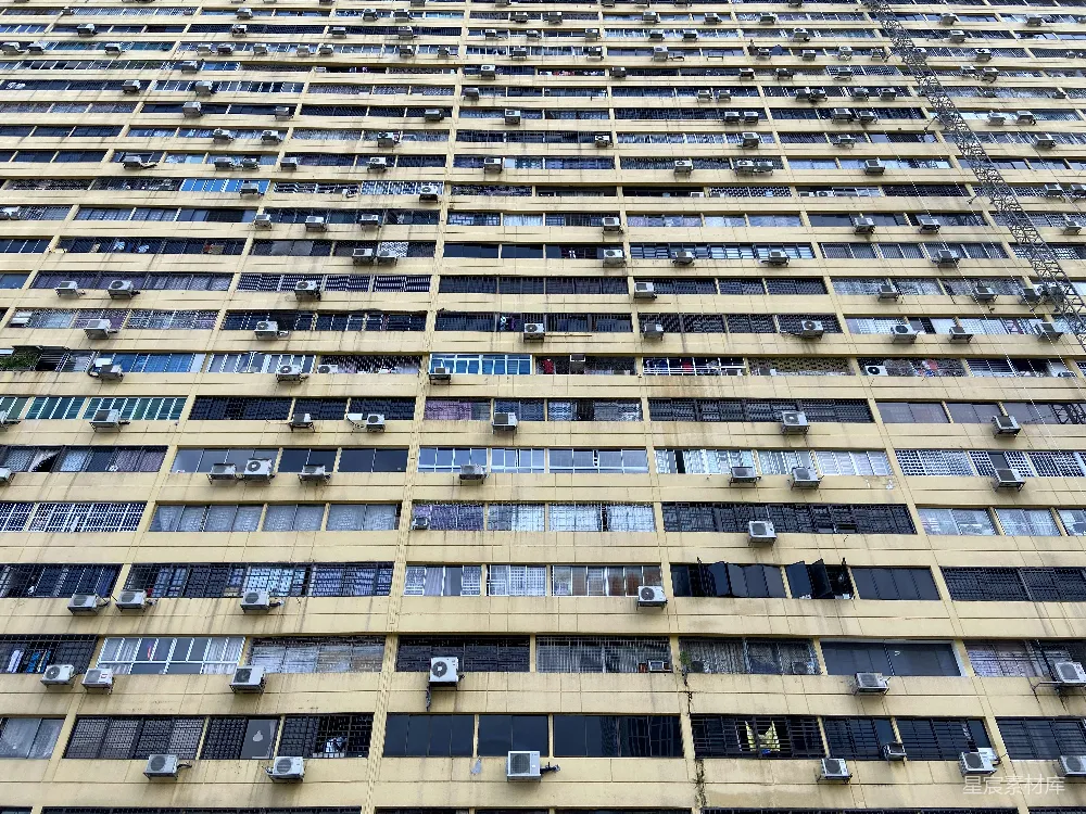 高清摄影  一座非常高大的建筑物，有很多窗户。