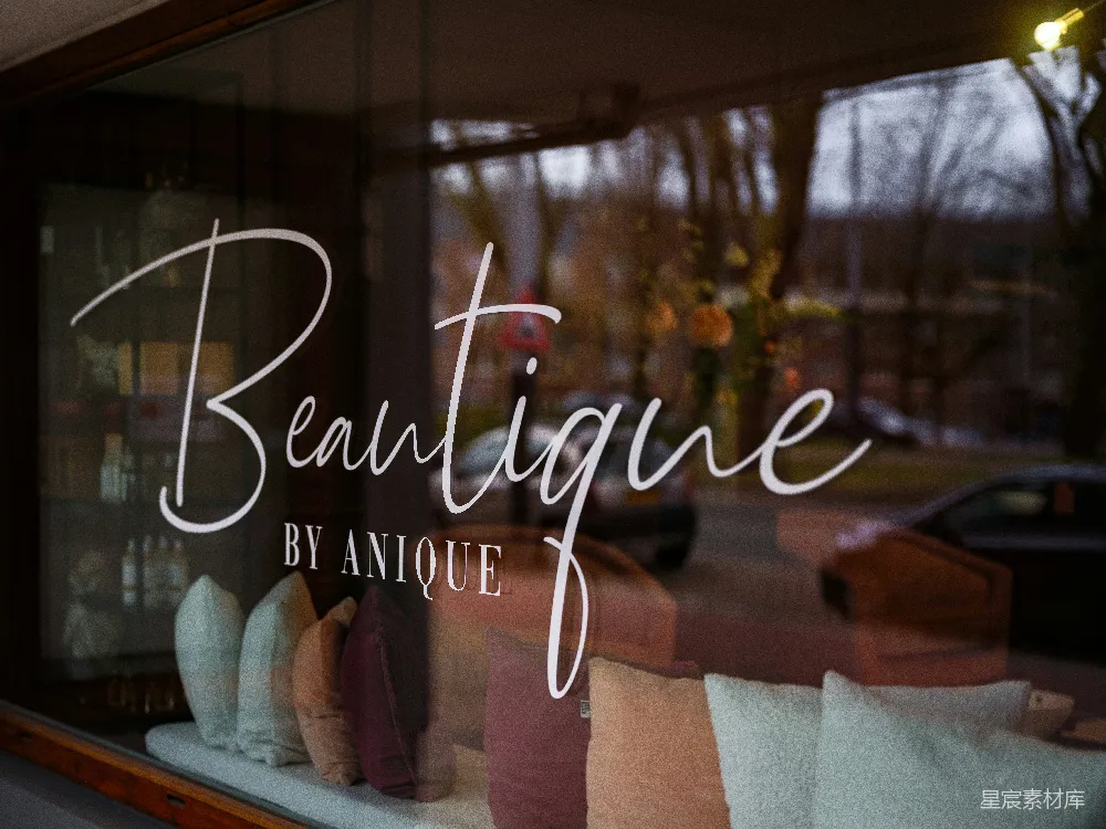 高清摄影  一扇窗户上挂着一块标有“beautique by anyone”的牌子。
