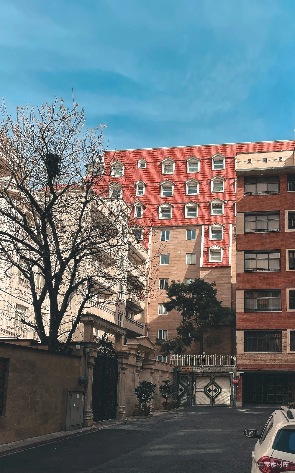 高清摄影  一辆停在街道旁边的高大建筑物旁的汽车。