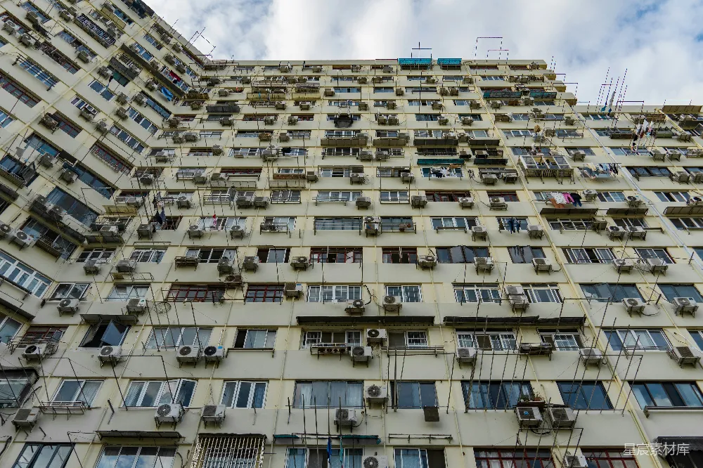 高清摄影  一座高大的建筑物，有许多窗户和空调。