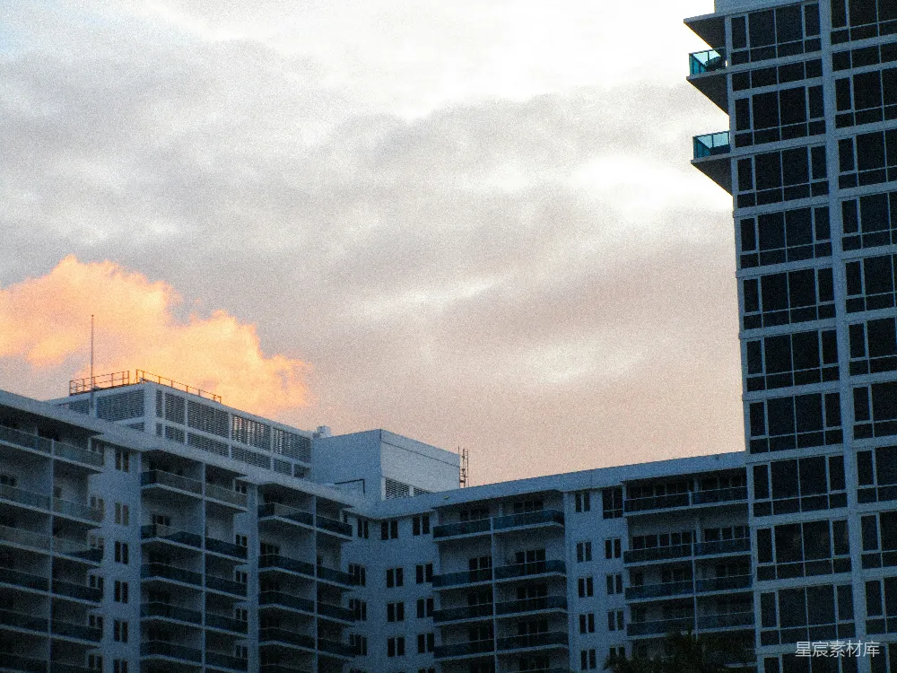 高清摄影  一座高楼大厦，背景是蓝天。