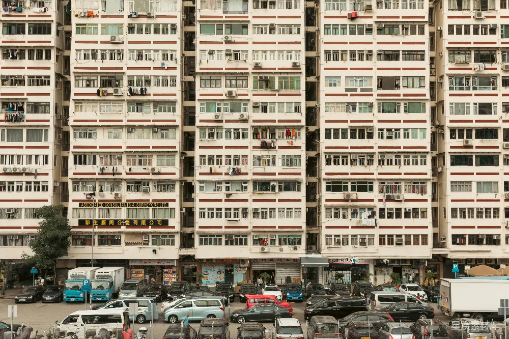 高清摄影  一座大楼前面停了许多辆车。