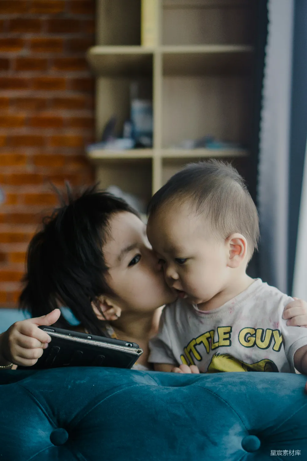 一个女人亲吻一个小孩子的脸颊