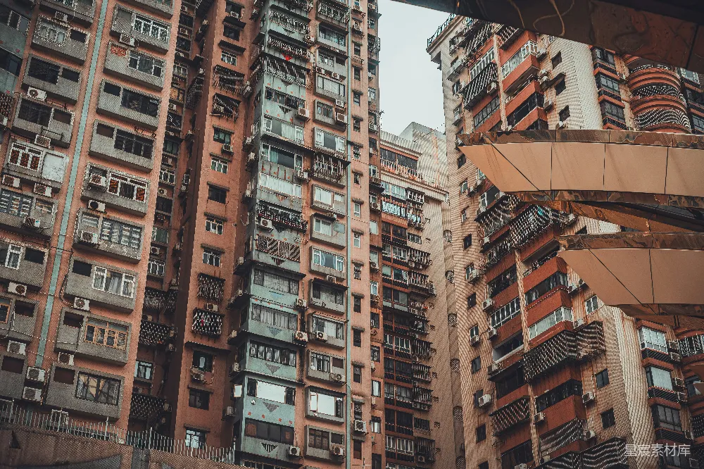 高清摄影  高大密集的居民楼，有许多窗户和空调。