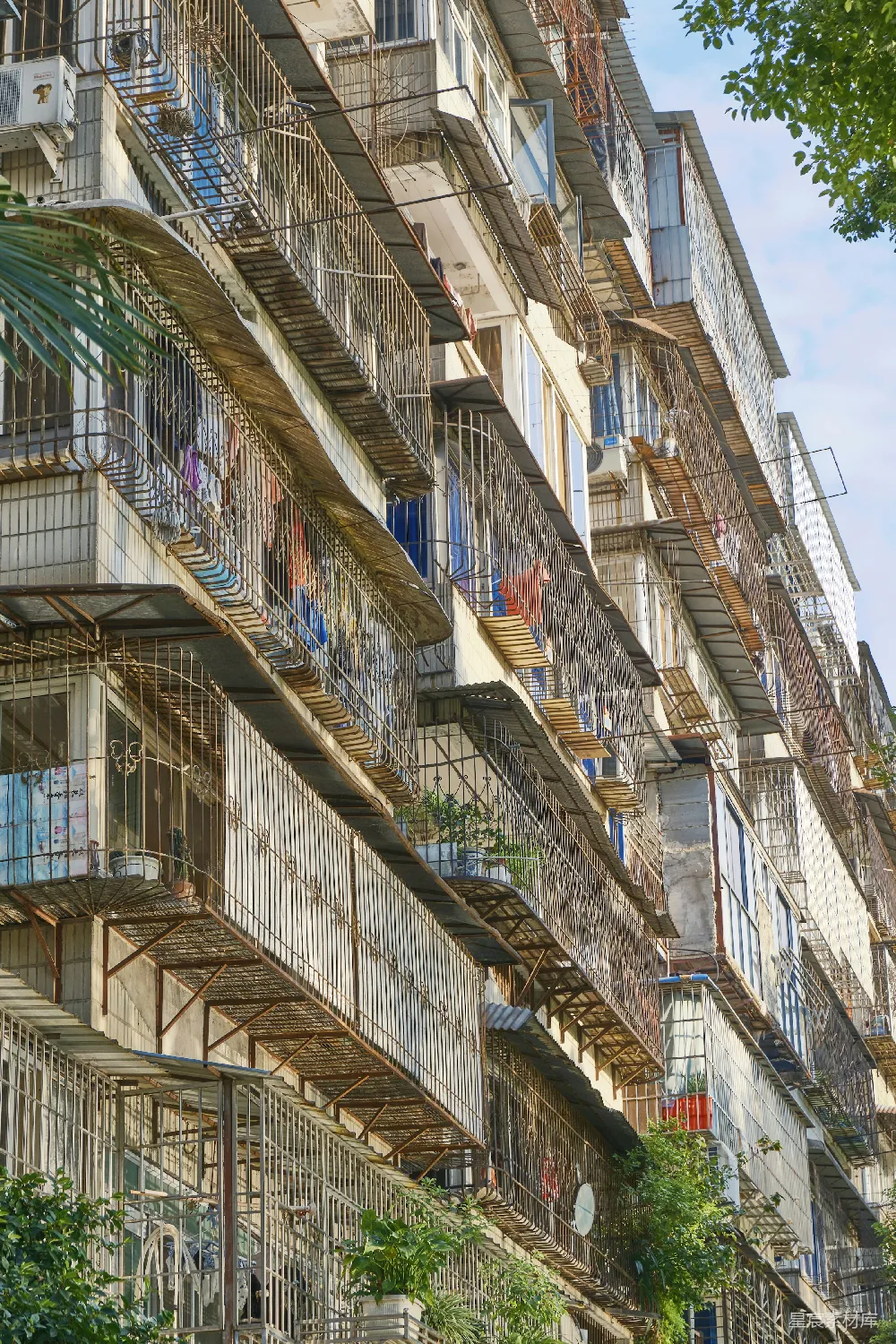 高清摄影  一座非常高大的建筑，有阳台。