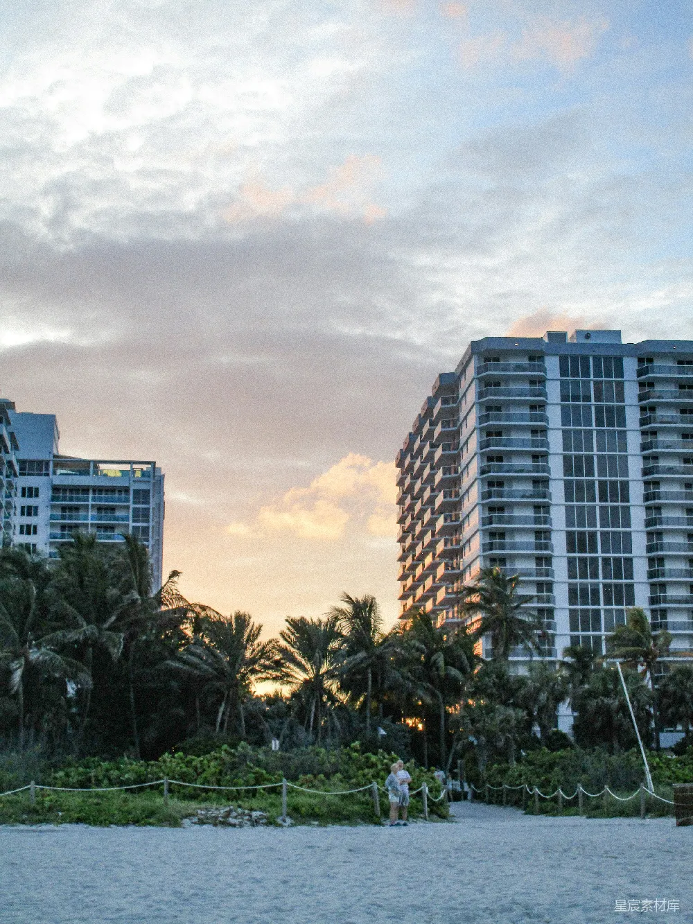 高清摄影  几栋高楼坐落在海滩之上