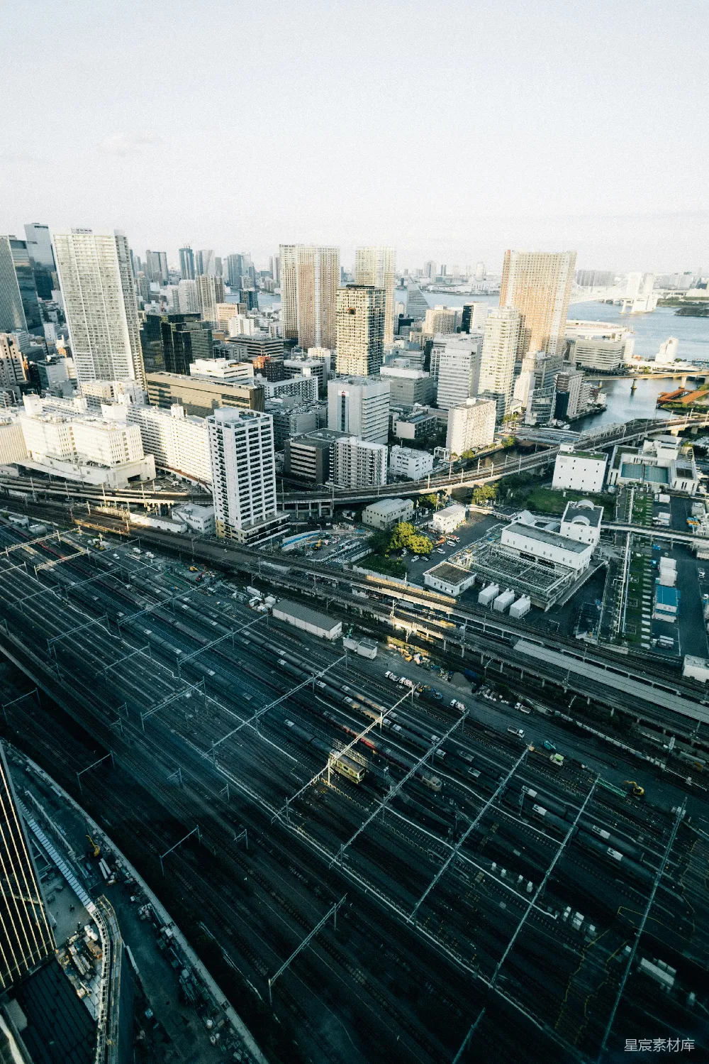 城市上空的繁忙景象，有铁路轨道。