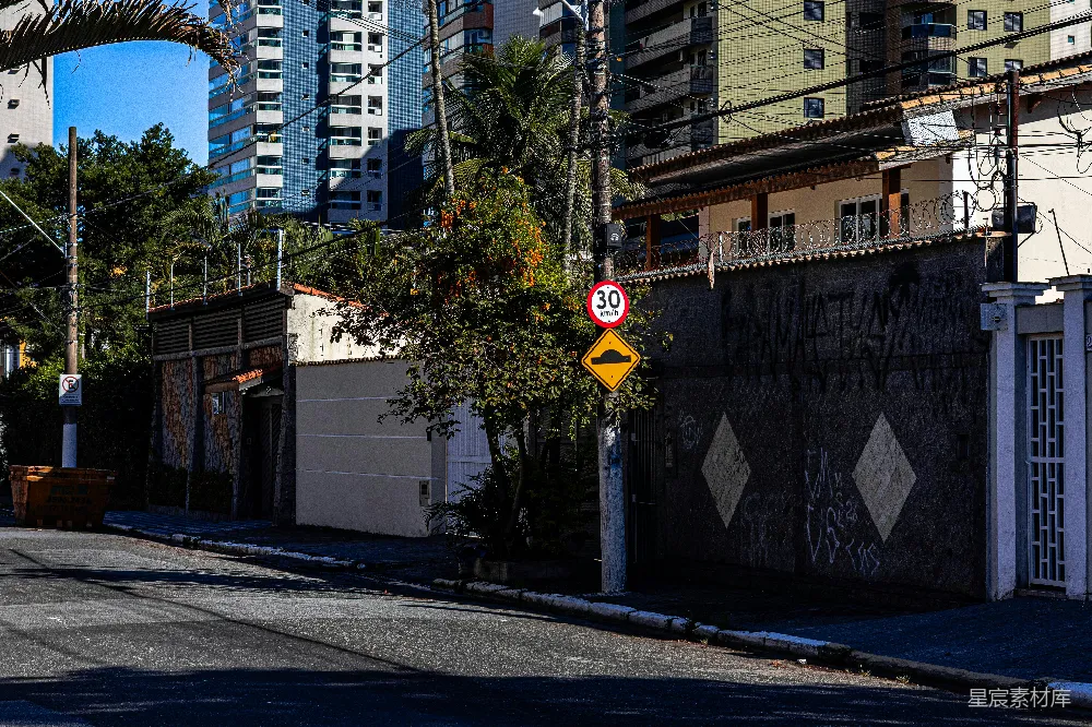 高清摄影  城市的街道场景，包括建筑物、墙壁和交通标志。