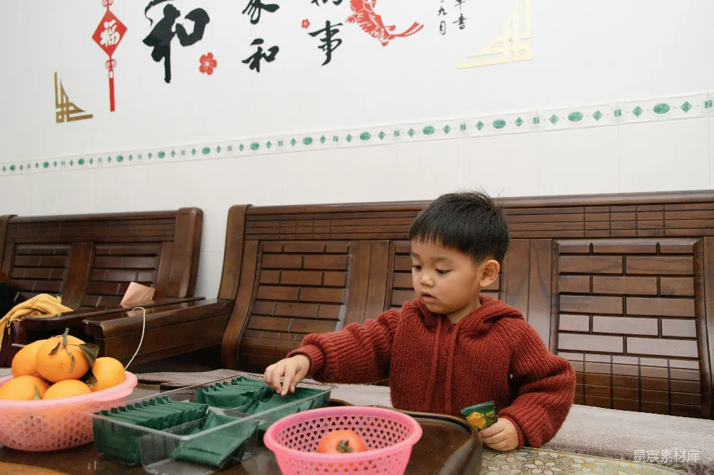 高清摄影  一个小男孩在桌子上玩玩具。