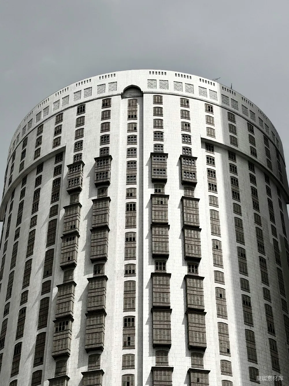 高清摄影  一座高大的圆柱形建筑，有许多窗户和阳台。