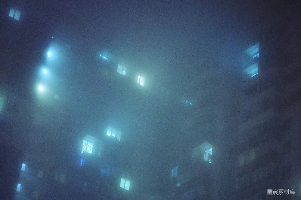 高清摄影  雾中，公寓楼的窗户发出光芒。