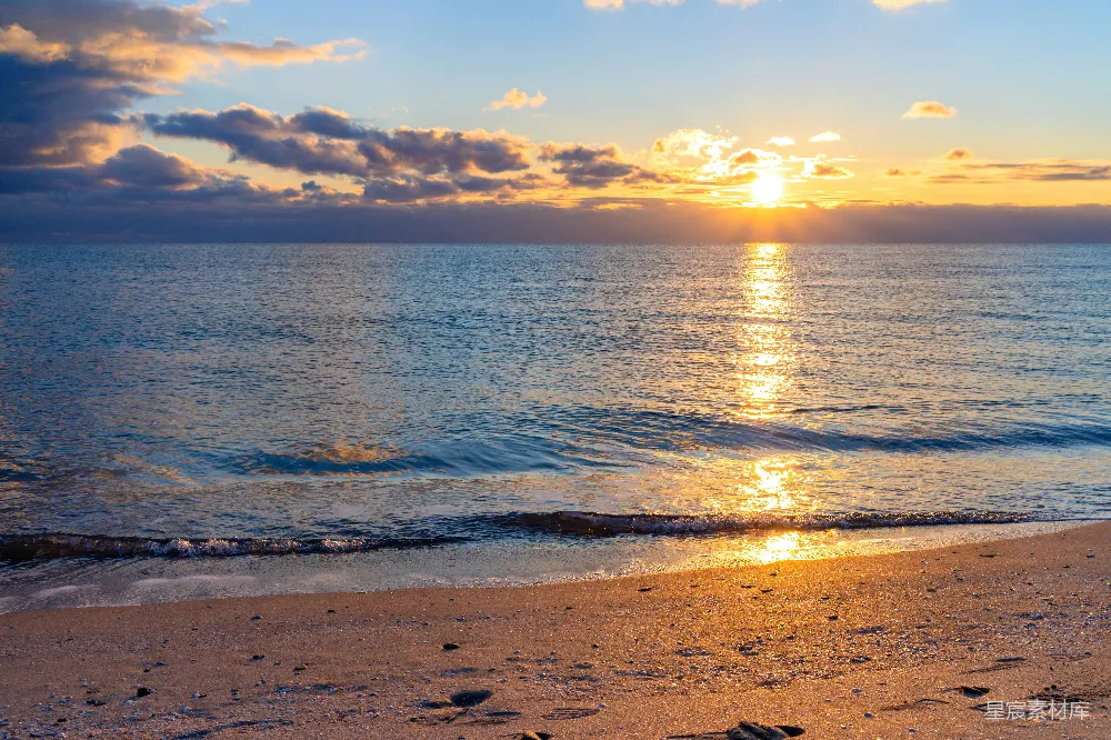 高清摄影 海浪拍打着夕阳下的海岸。