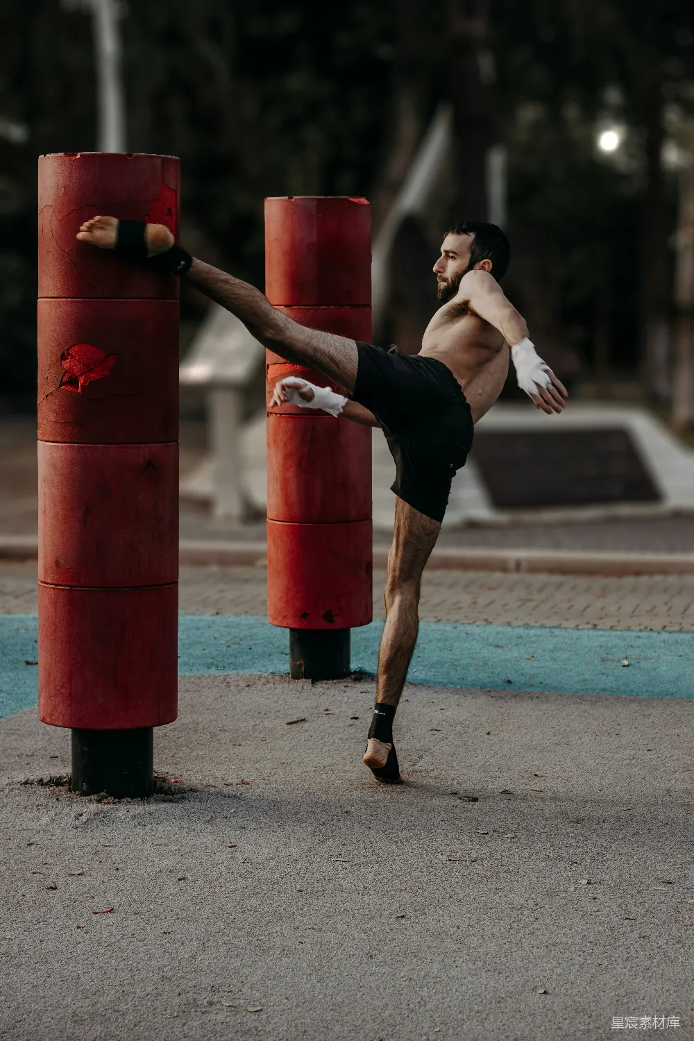 高清摄影  一个男人在公园里踢腿拳。