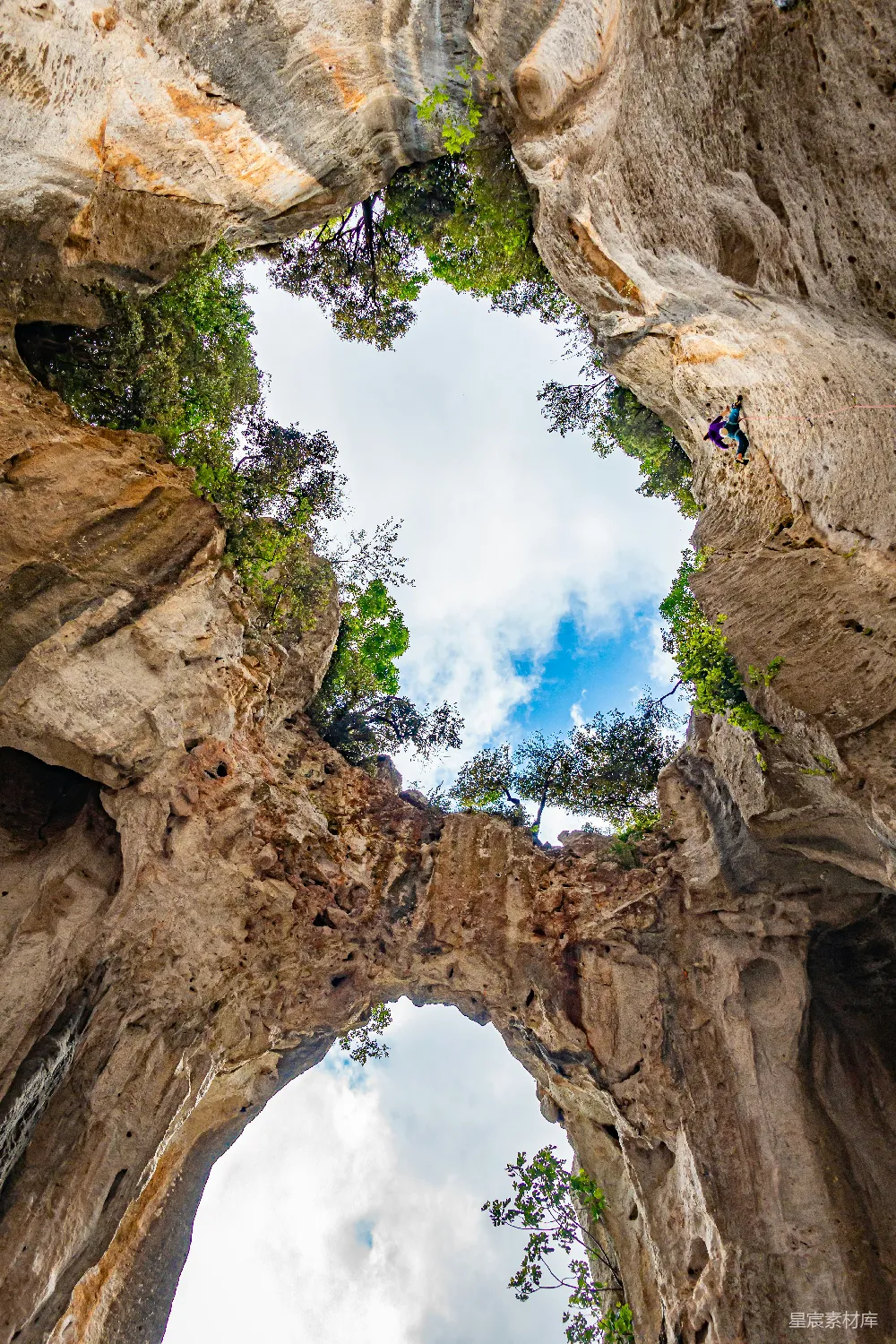 高清摄影 自然 白天，天空湛蓝，棕色的岩石山峦在蓝天映衬下显得格外醒目。