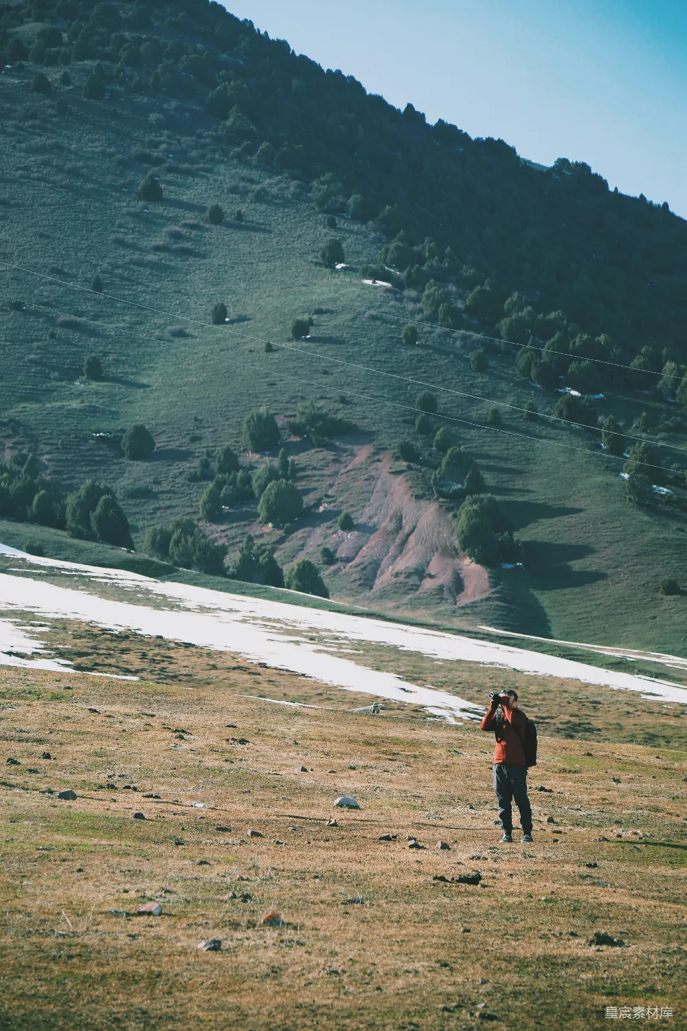 高清摄影  穿着橙色衬衫的男子正在徒步旅行