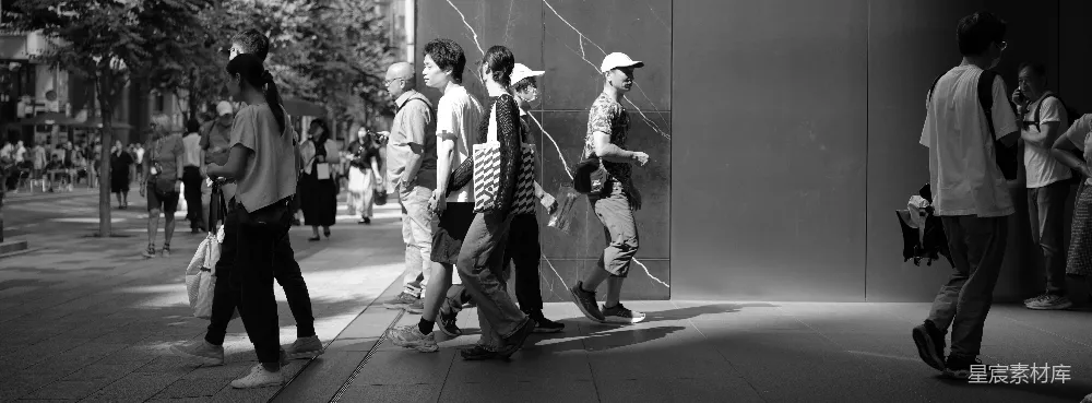 高清摄影 城市街道上人们穿着黑色和白色的身影。