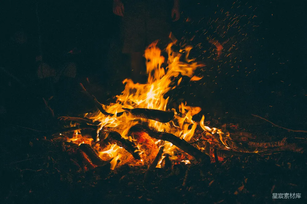 高清摄影  夜晚烧柴