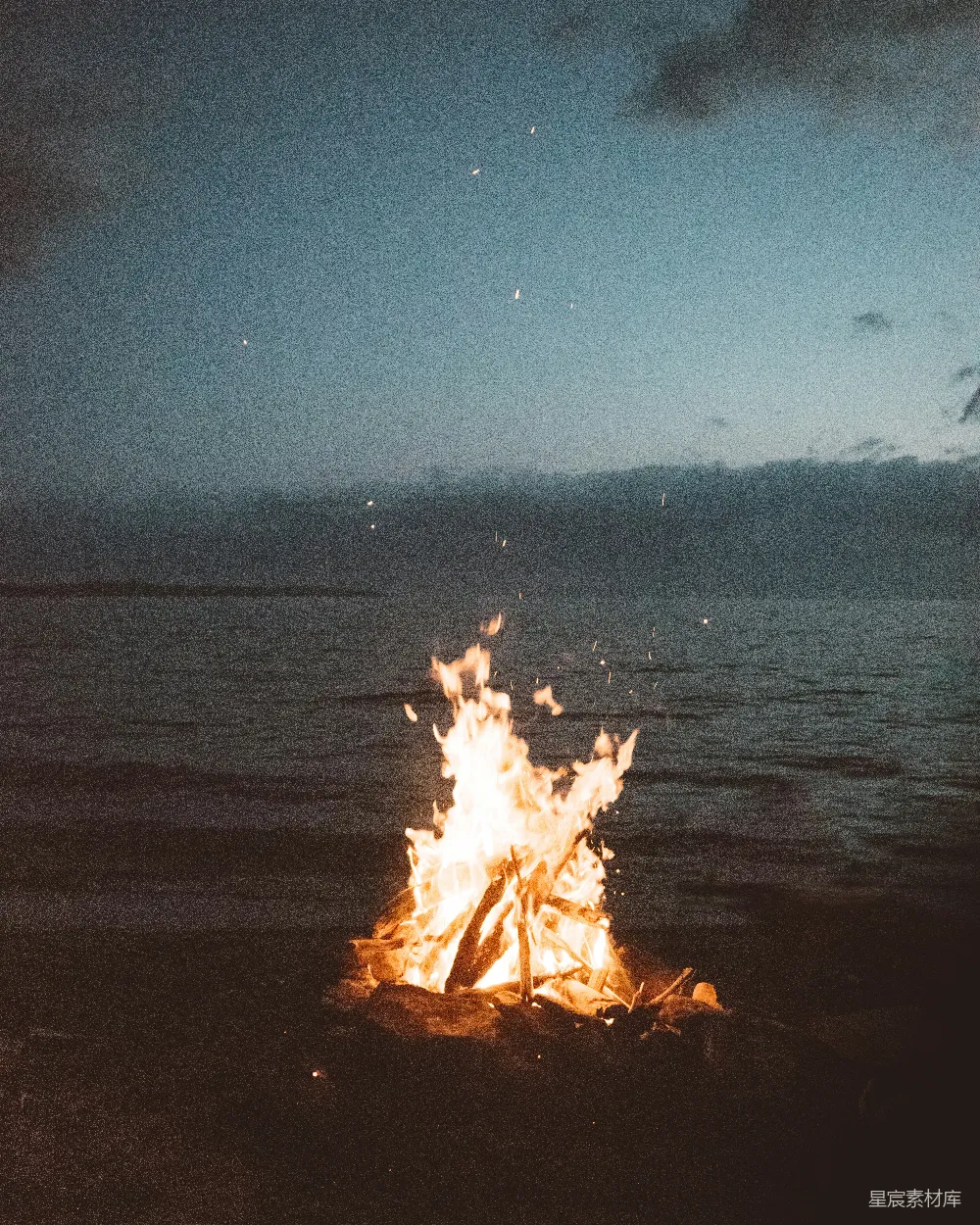 高清摄影  篝火在海边的夜晚