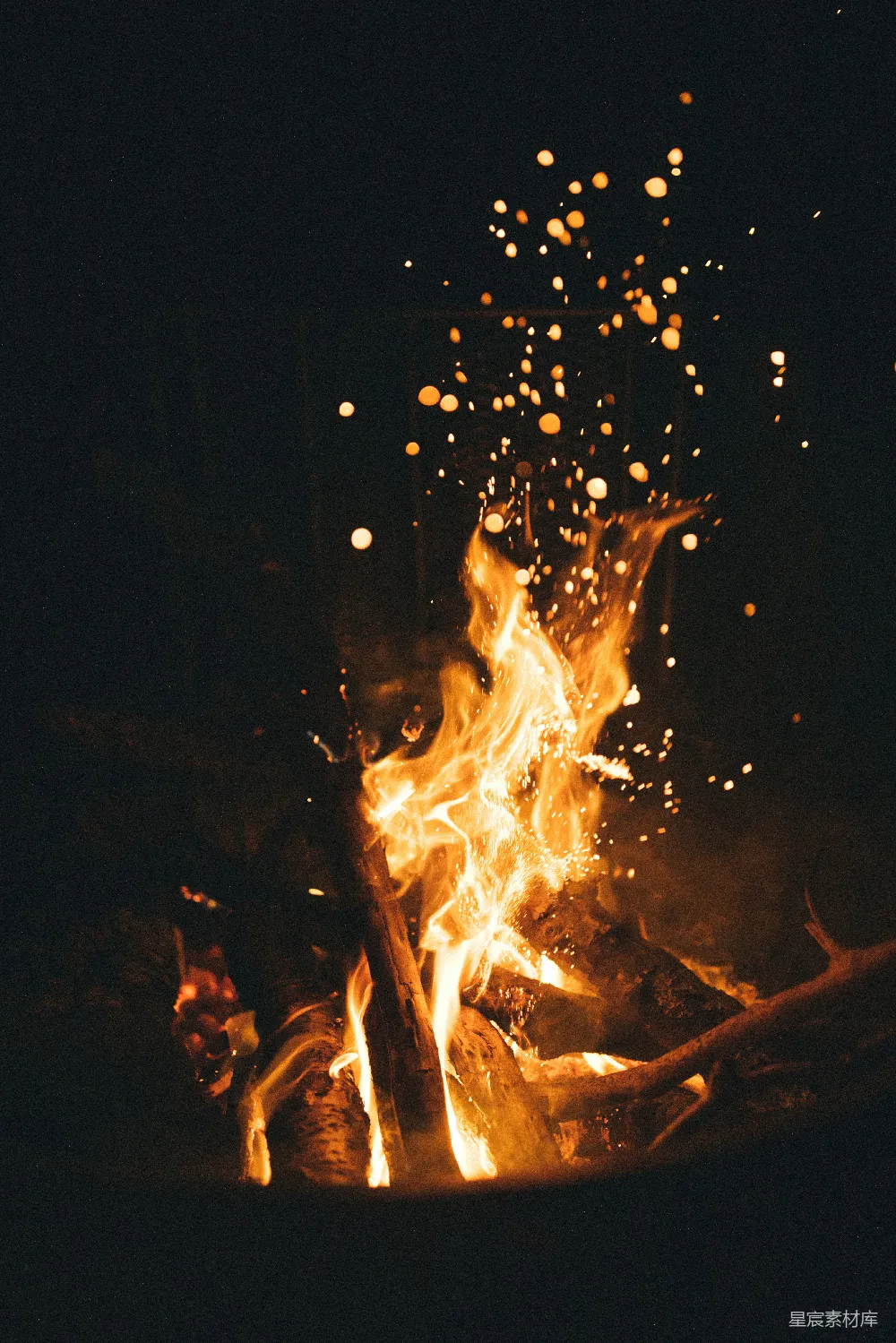 高清摄影  在黑暗中点燃了火。