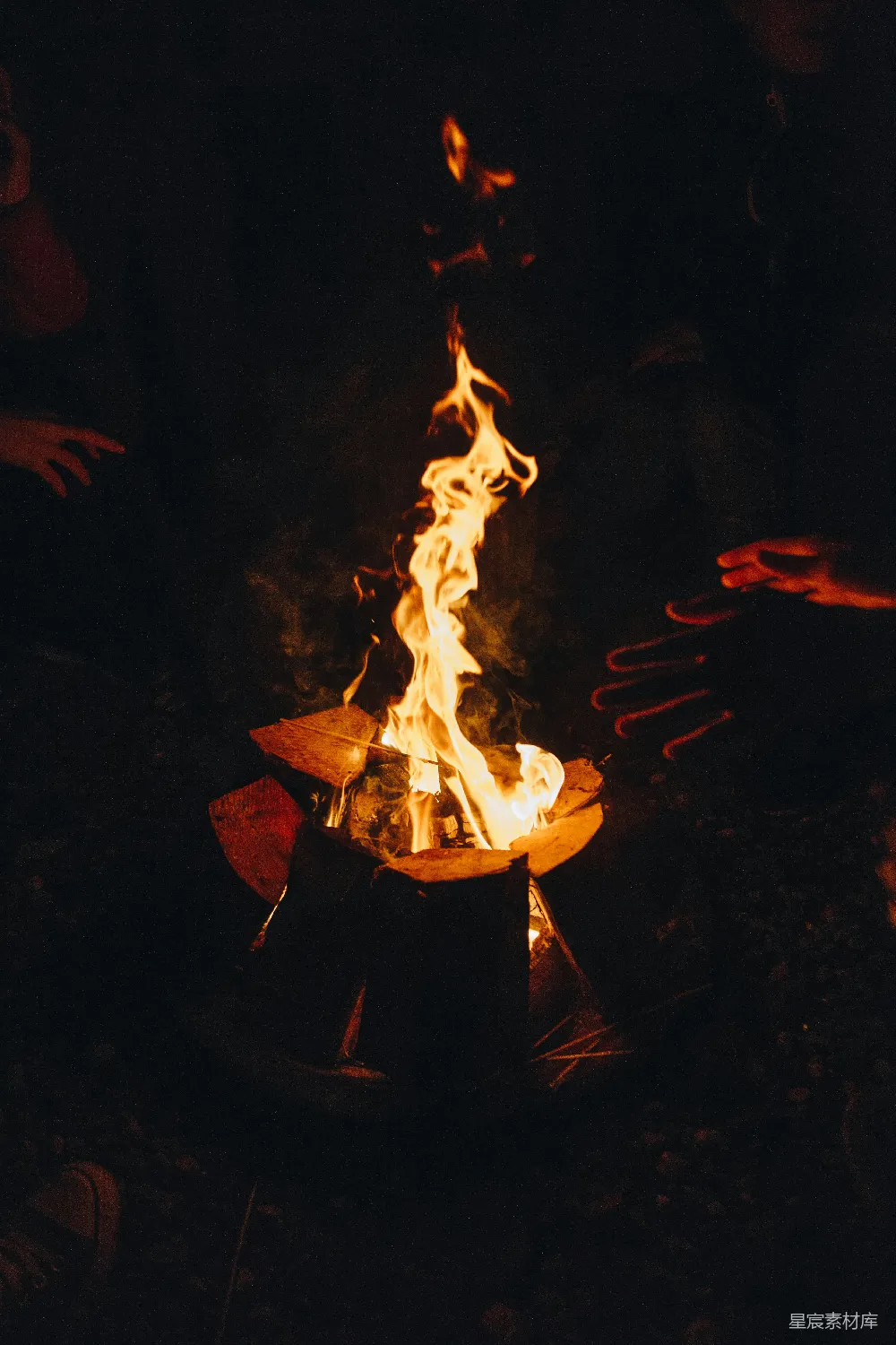 高清摄影  两个人在篝火附近