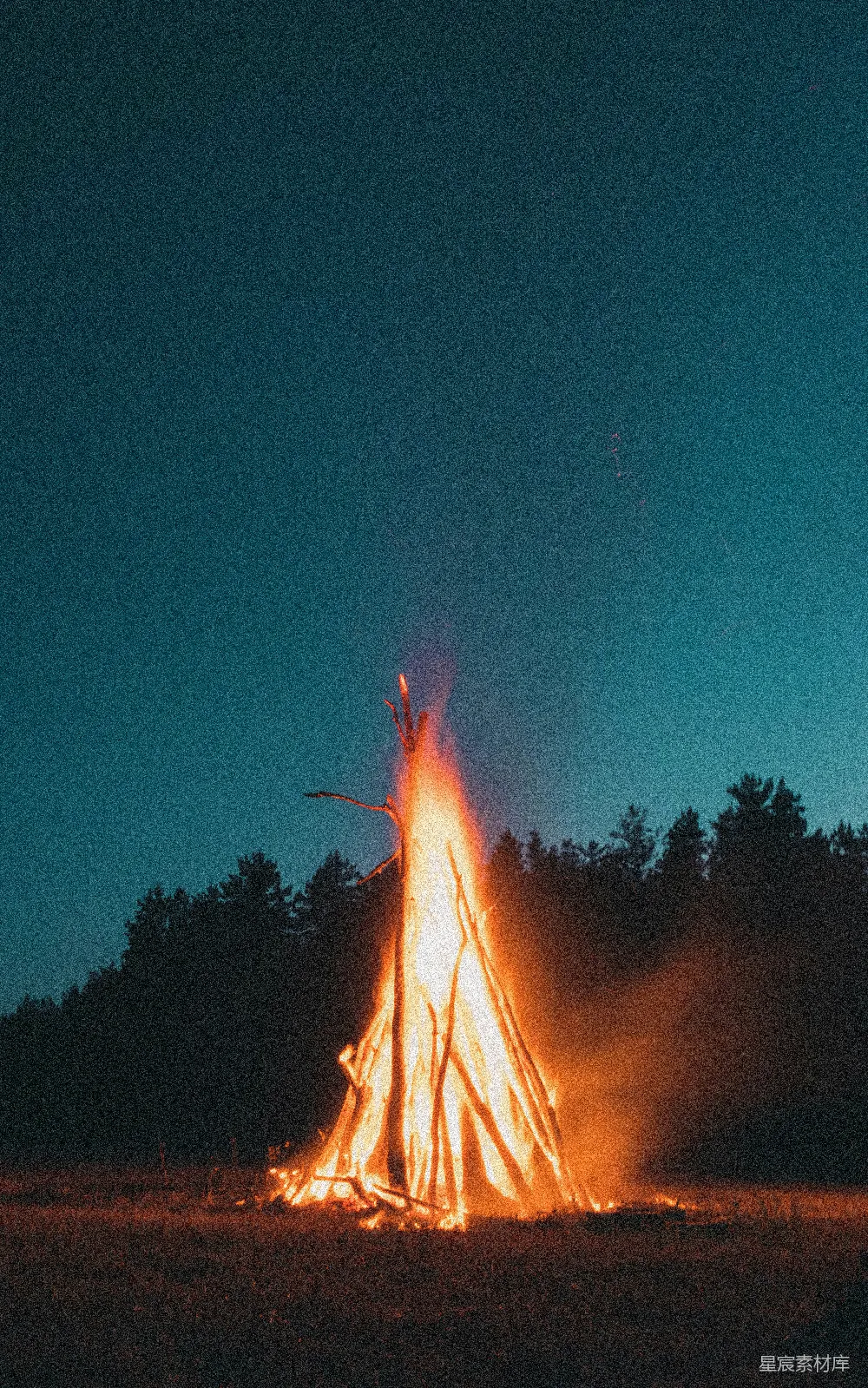 高清摄影  蓝天下夜晚的篝火