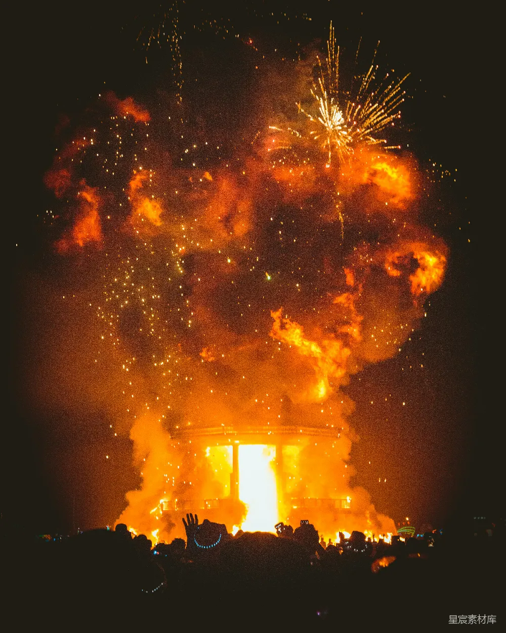 高清摄影 夜空中燃起了一场大火。