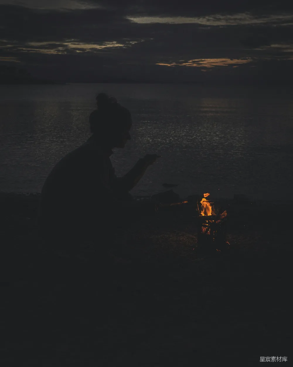 高清摄影 自然 一个女人坐在篝火前的夜晚