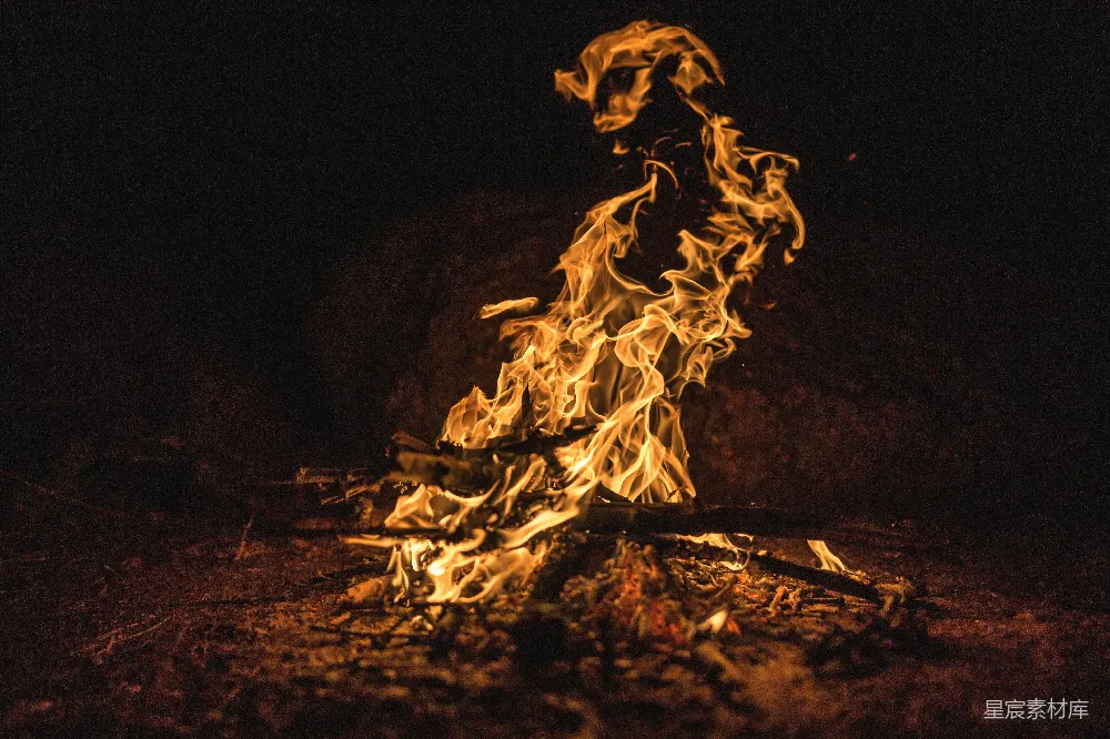夜晚在荒野中的篝火